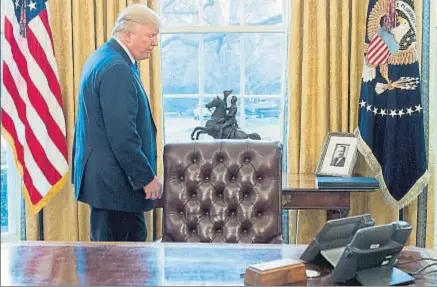  ?? SAUL LOEB / AFP ?? Dos teléfonos seguros, sobre el escritorio del presidente en el despacho oval