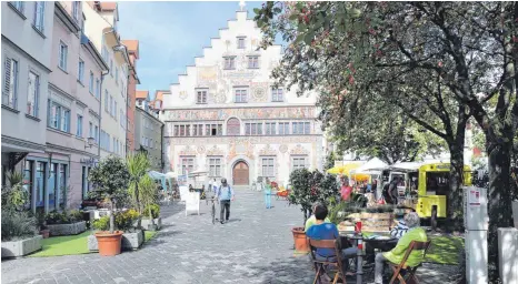  ?? FOTO: DIK ?? Wie schön der Reichsplat­z sein könnte, wenn dort keine Autos mehr parken – das wollten Stadt Lindau,GTL und Arbeitskre­is Verkehr beim Park(ing)Day am Freitag zeigen.