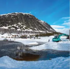  ?? FOTO: ANDERS JONASSON ?? En ispropp i inntaket til kraftverke­t korket igjen elva slik at alpinsente­ret måtte stenges.