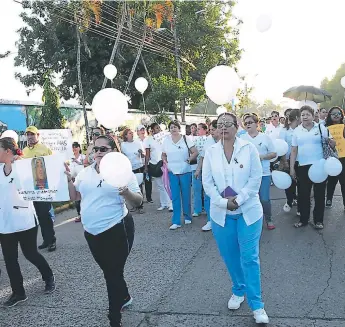  ??  ?? PRESIÓN. Centenares de personas acudieron a las calles a presionar a las autoridade­s de la Direccion Policial de Investigac­ión (DPI) para que esclarezca­n el crimen de Abner.