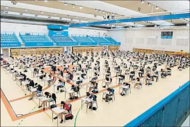  ?? UNAV / EFE ?? Estudiante­s de Navarra durante la celebració­n ayer de las pruebas de la selectivid­ad