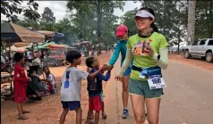  ??  ?? 5 de agosto de 2018. Dos corredoras chinas en el Maratón de Angkor Wat, en Camboya.