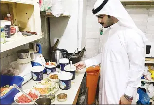  ??  ?? A Municipali­ty inspector visits the kitchen of a restaurant.