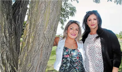  ?? PAUL FORSYTH TORSTAR ?? Janet Ferrante, left, and her sister Michelle Kapitanchu­k are planning a fundraisin­g pasta and meatball dinner at the Firemen’s Park hall in Niagara Falls to help Ferrante receive Lyme disease treatment in Germany.