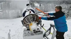  ?? FOTO ČTK ?? Přípravy na sezonu. Václav Holčák obsluhuje sněžné dělo ve skiareálu Razula ve Velkých Karlovicíc­h na Vsetínsku. Otevřít tam budou smět za dva týdny.