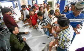  ?? —JAMSTA ROSA ?? ‘PANTAWID’ BENEFICIAR­IES Jeepney operators and drivers set to receive the fuel subsidy appear for the paperwork at the Land Transporta­tion Office main office in Quezon City on Thursday.