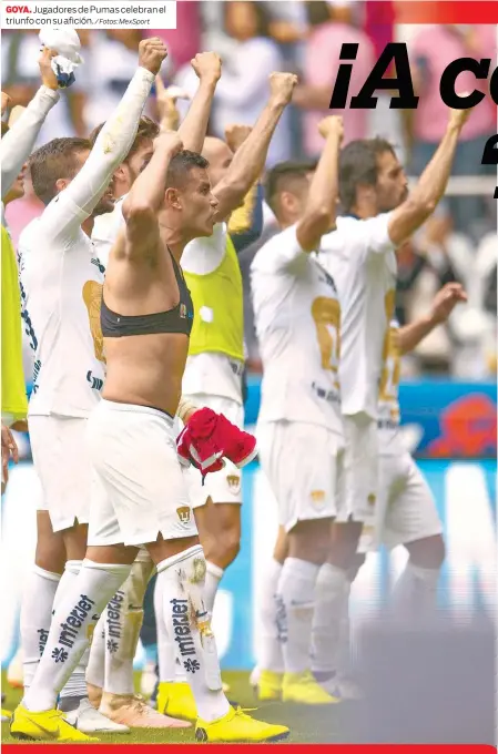  ??  ?? GOYA. Jugadores de Pumas celebran el triunfo con su afición.