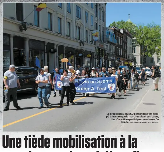  ?? PHOTO AGENCE QMI, GUY MARTEL ?? Le groupe d’au plus 60 personnes s’est dissipé à mesure que la marche suivait son cours, hier. On voit les participan­ts sur la rue De Buade.