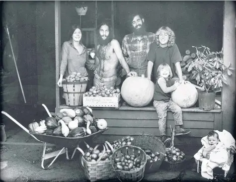  ?? PETERSIMON.COM ?? WITH THE 1972 fall harvest at their Vermont commune were, from left, Catherine Blinder; her then-husband, Elliot Blinder; Don McMillan; Katie Welch; the Blinders’ daughter, Michelle; and in the lower right, their son, Amos. The Blinders lived there in the ’70s; the commune’s 50th anniversar­y was this summer.