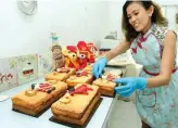  ?? GHOFUUR EKA/JAWA POS ?? RESEP KHUSUS: Stefanie Kwee membuat cake untuk menyambut Imlek untuk mereka yang sedang diet keto.