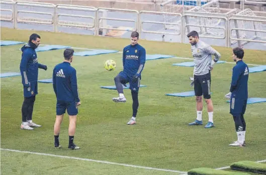  ?? CHUS MARCHADOR ?? Vuckic, descarte para esta noche, Adrián, Vigaray, Ratón y Eguaras, antes del comienzo de un entrenamie­nto del Real Zaragoza. ((