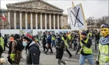  ??  ?? Hier, la tension était vive devant l’Assemblée nationale, où un manifestan­t a eu la main arrachée. (Photo EPA/MaxPPP)