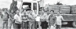  ??  ?? REVD. Juny Lutahir (empat kanan) menerima sumbangan PPB Oil Palms Berhad yang disampaika­n oleh pengurus besar Kiaw Che Weng dengan disaksikan oleh Datuk Tan Yong Gee (lima kiri) di tapak Gereja Holy Cross, Kampung Kuala Sapi, Beluran pada Khamis.
