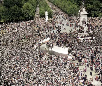  ??  ?? Crowds outside Buckingham Palace hope to see George VI following news of Japan’s surrender