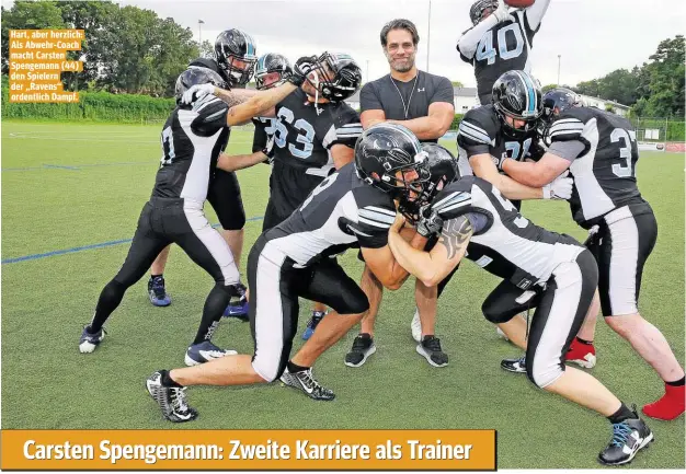  ?? ?? Hart, aber herzlich: Als Abwehr-Coach macht Carsten Spengemann (44) den Spielern der „Ravens“ordentlich Dampf.