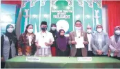  ?? BANGSAMORO.GOV.PH ?? BANGSAMORO Chief Minister Ahod Ebrahim (3rd from left) and Parliament Speaker Ali Pangalian M. Balindong present the signed Bangsamoro Civil Service Code on Feb. 24. It follows the new region’s Administra­tive Code passed by the Bangsamoro Transition Authority last year. Several others covering local government, education, and elections are up for deliberati­ons.