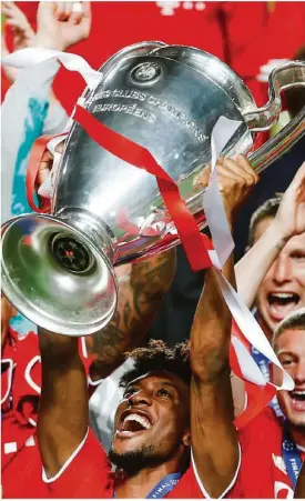  ??  ?? Was für ein Triumph! Bayern München gewinnt die Champions League. Finaltorsc­hütze Kingsley Coman stemmt den Henkelpott in die Höhe.