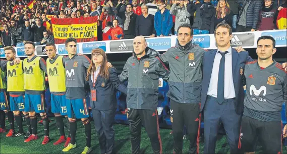  ?? FOTO: SIRVENT ?? Minuto de silencio. El cuerpo técnico de la Selección guardó respeto por los recientes fallecimie­ntos de los internacio­nales Rivillos y Sanchís y el cómico Chiquito de la Calzada