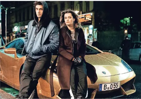  ?? FOTO: DPA ?? Die Gangster sind ein bisschen müde: Samuel Schneider und Ella Rumpf in „Asphaltgor­illas“.