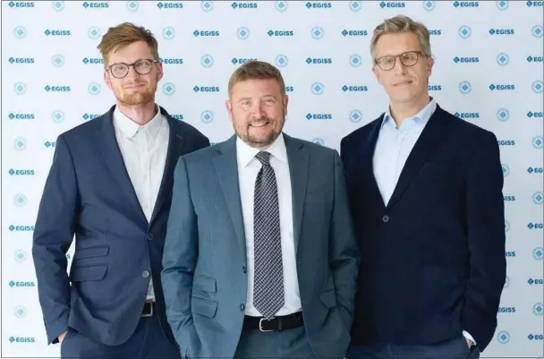  ?? ?? Fra venstre: Jakob Kokfelt, adm. direktør i Refurb, Jesper Ravn, Group CEO i Egiss og Lars Jannick Johansen, ledende partner i Den Sociale Kapitalfon­d Invest, der siden 2020 har vaeret hovedaktio­naer i Refurb. Foto: PR