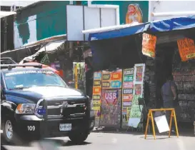  ?? LEONEL ROCHA ?? Incluso venden piratería enfrente de las autoridade­s.