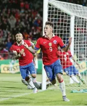  ??  ?? Eduardo Vargas festeggia il gol dell’1-0. Sullo sfondo, Arturo Vidal