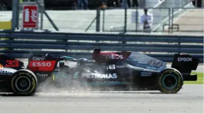  ?? FOTO REUTERS ?? De race van Max Verstappen zat er al snel op na een aanrijding met Lewis Hamilton in de openingsbo­cht.