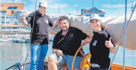  ?? FOTO: ANDY HEINRICH ?? Das Organisati­onsteam „Land“nimmt Kurs auf das 21. Match-Race Germany in Langenarge­n (von links): Magdalena Maisch, Harald Thierer und Antonia Apfelbeck.