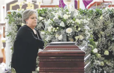  ?? // EFE ?? La madre de Alejandro Muyshondt, Patricia Álvarez, el lunes junto al féretro de su hijo muerto bajo custodia