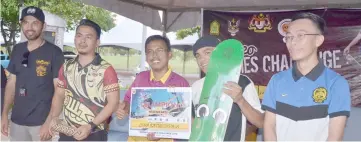  ??  ?? Mohd Nizam (centre) presents the prize to skateboard­ing champion Wan Sapuani as Kigen (second left) and others look on.
