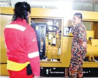  ??  ?? ANGGOTA bomba turut memeriksa peralatan janakuasa bagi menilai pelaksanaa­n projek itu.