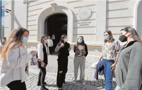  ?? RAÚL DOBLADO ?? Un grupo de estudiante­s en la Facultad de Derecho