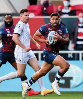  ?? Pictures: Rogan Thomson/JMP ?? Charles Piutau breaks clear to score Bristol’s second try in the win against Gloucester