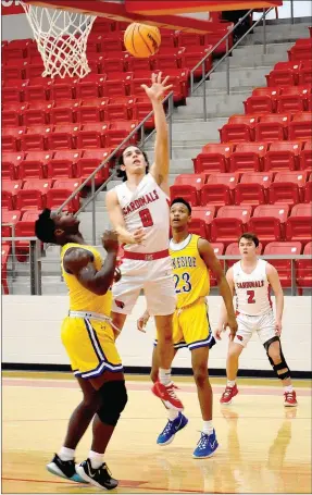  ?? MARK HUMPHREY ENTERPRISE-LEADER ?? Farmington senior Mateo Carbonel slips inside the Hot Springs Lakeside defense for a left-handed layup during Saturday’s 47-35 nonconfere­nce boys basketball win to wrap up the Cardinal Classic tournament held Thursday through Saturday last week.