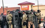  ??  ?? STAND-0FF
Police officers at the scene of mass shooting