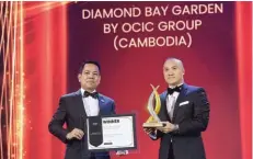 ?? ?? OCIC’s Thierry Tea (right) receives the prestigiou­s Best Waterfront Condo award.