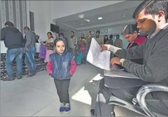  ?? RAVI CHOUDHARY/HT PHOTO ?? Parents queue up to collect the nursery admission forms at a school in New Delhi.