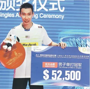  ??  ?? Lee Chong Wei of Malaysia poses with his trophy after the men’s singles final match against Chen Long of China at the China Open badminton tournament in Fuzhou, east China’s Fujian province. — AFP photo