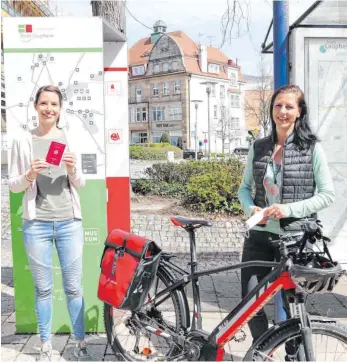  ?? FOTO: SVL ?? Wenn die Bürger nicht ins Rathaus kommen können, kommt das Rathaus zu ihnen: Manuela Locherer (links) und Rosi Werkmann stellen mit dem Fahrrad Personalau­sweise und Reisepässe persönlich zu.