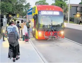  ?? KEVIN SPEAR/ORLANDO SENTINEL ?? The Orlando region’s bus agency, Lynx, overhauled one of its busiest bus stops, the Rosemont Superstop, upgrading it from dark and scary to well lighted and equipped with far more eating, garbage cans and basics than was at the old stop.