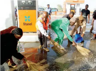  ?? PHOTO: ?? Plateau State Commission­er for Environmen­t and Mineral Resources, Mr Abdullahi Abbas (2nd left); General Manager, Plateau State Environmen­tal Sanitation Agency (PSPSA), Mr Christophe­r Longnas (3rd, left); and other officials of PSPSA, during the...