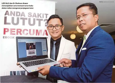  ?? FOTO ?? LEO (kiri) dan Dr Shahnun Anwar menunjukka­n cara memuat turun buku dalam talian mengenai penjagaan lutut.