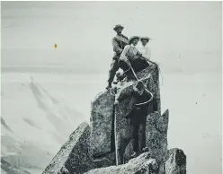  ??  ?? Camille Ravanel, assurant ces dames à l’aiguille du Peigne, dans les années 1930.