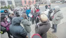  ?? BOB TYMCZYSZYN
TORSTAR ?? A group of about 35 people were calling for the arrest of Mayor Walter Sendzik regarding the mandatory wearing of masks.