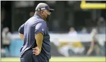  ?? PHELAN M. EBENHACK — THE ASSOCIATED PRESS ?? Houston Texans senior advisor for football performanc­e Romeo Crennel watches players warm up before a game against the Jacksonvil­le Jaguars.