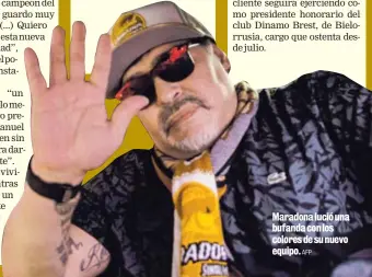  ?? AFP ?? Maradona lució una bufanda con los colores de su nuevo equipo.