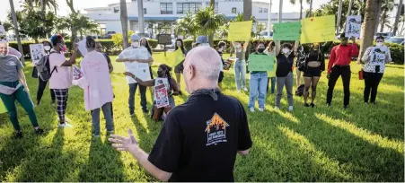  ?? JOSE A. IGLESIAS jiglesias@elnuevoher­ald.com ?? Jeff Weinberger, of the Alliance to End Homelessne­ss, center, speaks to protesters in front of Miami City Hall on Thursday. They were objecting to a proposed ordinance that would ban encampment­s by homeless people and let police arrest violators.