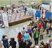  ?? Fotos: H. Schier ?? Dicht umlagert war die Bühne bei den sportliche­n Vorführun gen, wie hier bei der Taekwondo Gruppe.