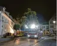  ?? Foto: Mario Obeser (Archivbild) ?? Mehrere Brände musste die Feuerwehr in einer Juninacht in der Burgauer Innenstadt löschen. Da es auch in einem Wohnhaus brannte, wurden die Bewohner über Leitern gerettet.