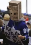  ?? VINCE TALOTTA/TORONTO STAR ?? Fans show their disgust as the Toronto Maple Leafs were trounced 7-1 by the Philadelph­ia Flyers on Thursday night.